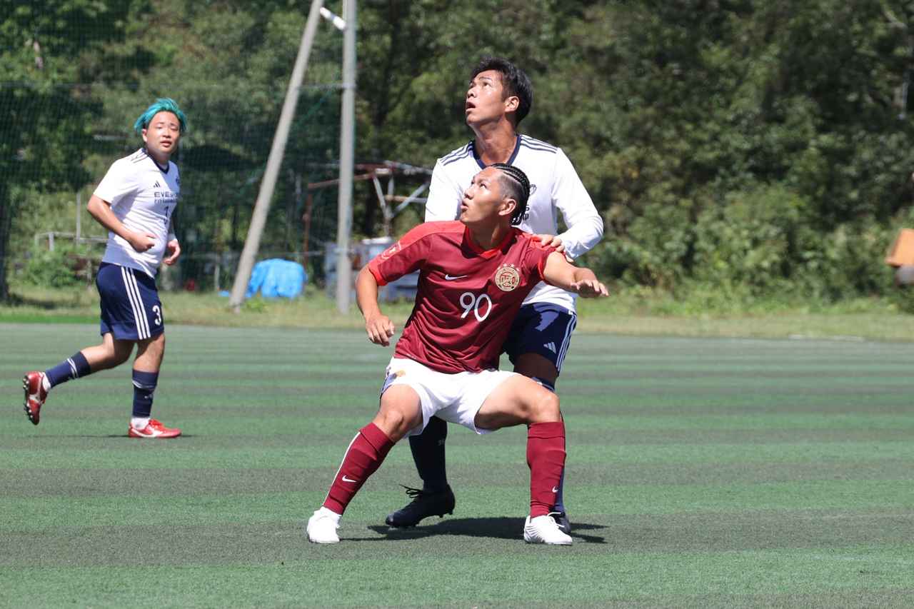 画像 : 21番目の画像 - 【写真】FCもこもこ高幡不動店（紺）と明治大学GroovyKids B（青）、立教大学サッカー愛好会A（白）と早稲田大学稲穂キッカーズC（エンジ）などが熱戦を繰り広げた予選リーグ第2戦（写真◎石倉利英） - サッカーマガジンWEB