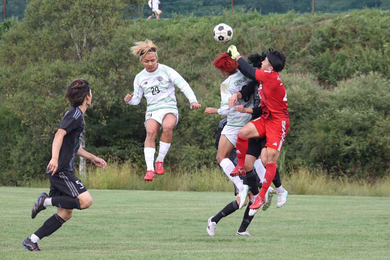 画像 : 3番目の画像 - 【写真】中央大学サッカー同好会（白）と同志社大学三ツ葉キッカーズA（黒）、明治大学生田サッカー部蹴友会C（赤）とシャワーボ小金井（黒）などが熱戦を展開した予選リーグ第3戦（写真◎石倉利英） - サッカーマガジンWEB