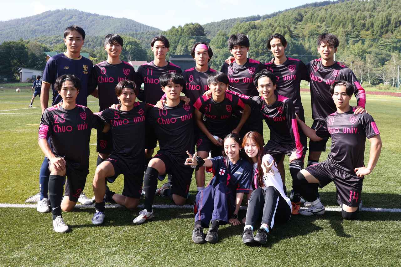 画像 : 2番目の画像 - 【写真】FCもこもこ高幡不動店（紺）と明治大学GroovyKids B（青）、立教大学サッカー愛好会A（白）と早稲田大学稲穂キッカーズC（エンジ）などが熱戦を繰り広げた予選リーグ第2戦（写真◎石倉利英） - サッカーマガジンWEB