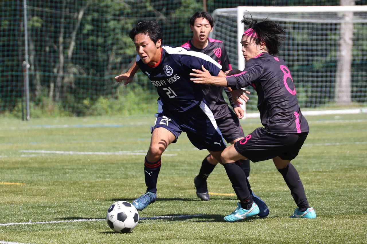 画像 : 9番目の画像 - 【写真】FCもこもこ高幡不動店（紺）と明治大学GroovyKids B（青）、立教大学サッカー愛好会A（白）と早稲田大学稲穂キッカーズC（エンジ）などが熱戦を繰り広げた予選リーグ第2戦（写真◎石倉利英） - サッカーマガジンWEB