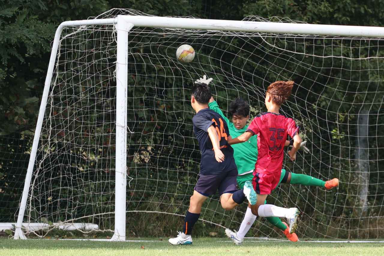 画像 : 19番目の画像 - 【写真】中央大学サッカー同好会（白）と同志社大学三ツ葉キッカーズA（黒）、明治大学生田サッカー部蹴友会C（赤）とシャワーボ小金井（黒）などが熱戦を展開した予選リーグ第3戦（写真◎石倉利英） - サッカーマガジンWEB