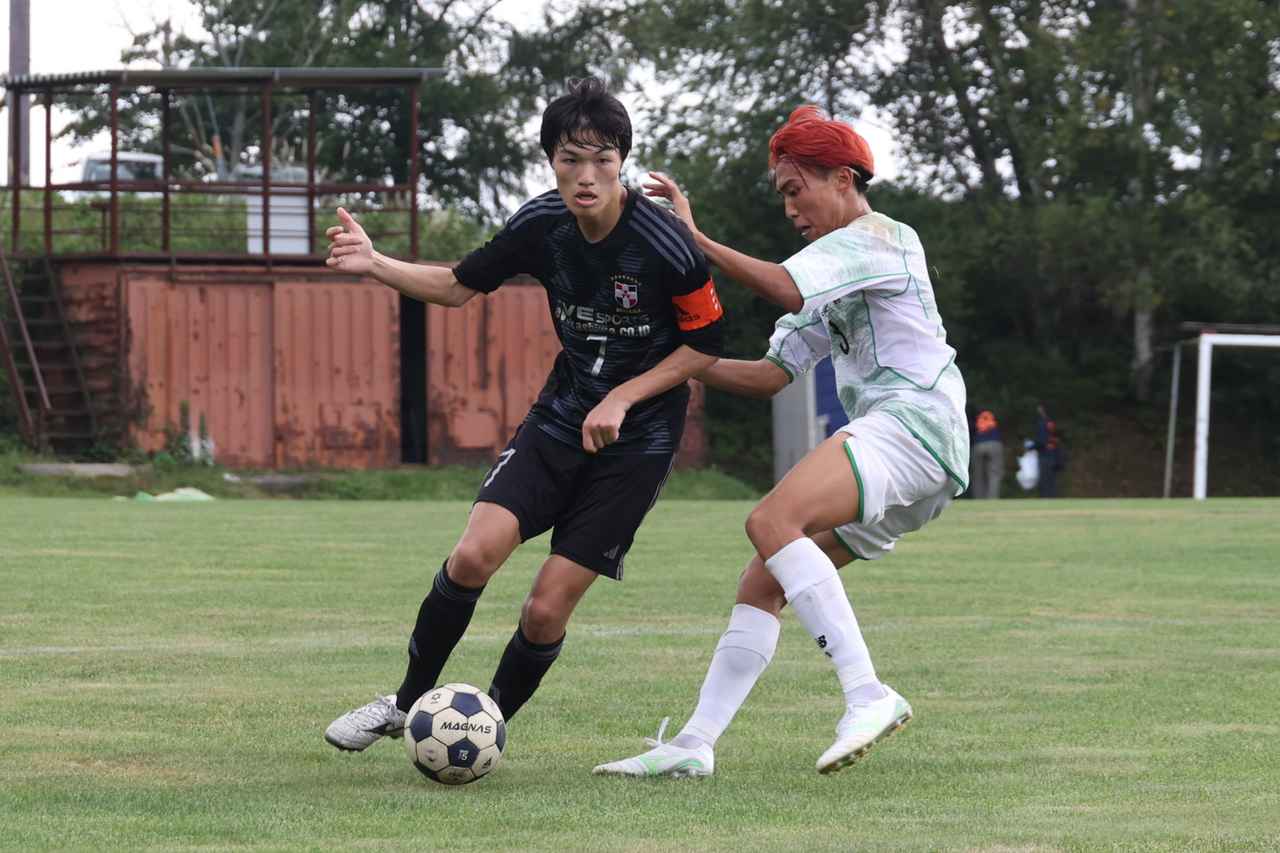 画像 : 8番目の画像 - 【写真】中央大学サッカー同好会（白）と同志社大学三ツ葉キッカーズA（黒）、明治大学生田サッカー部蹴友会C（赤）とシャワーボ小金井（黒）などが熱戦を展開した予選リーグ第3戦（写真◎石倉利英） - サッカーマガジンWEB