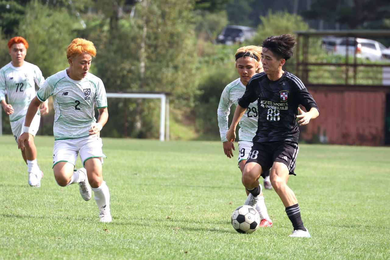 画像 : 1番目の画像 - 【写真】後半立ち上がりの同点ゴールで勝利に貢献した同志社大学三ツ葉キッカーズAの上田（写真◎石倉利英） - サッカーマガジンWEB