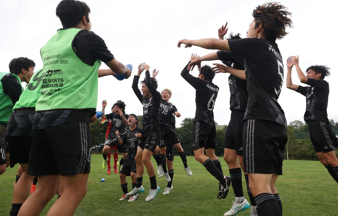 画像 : 12番目の画像 - 【写真】中央大学サッカー同好会（白）と同志社大学三ツ葉キッカーズA（黒）、明治大学生田サッカー部蹴友会C（赤）とシャワーボ小金井（黒）などが熱戦を展開した予選リーグ第3戦（写真◎石倉利英） - サッカーマガジンWEB