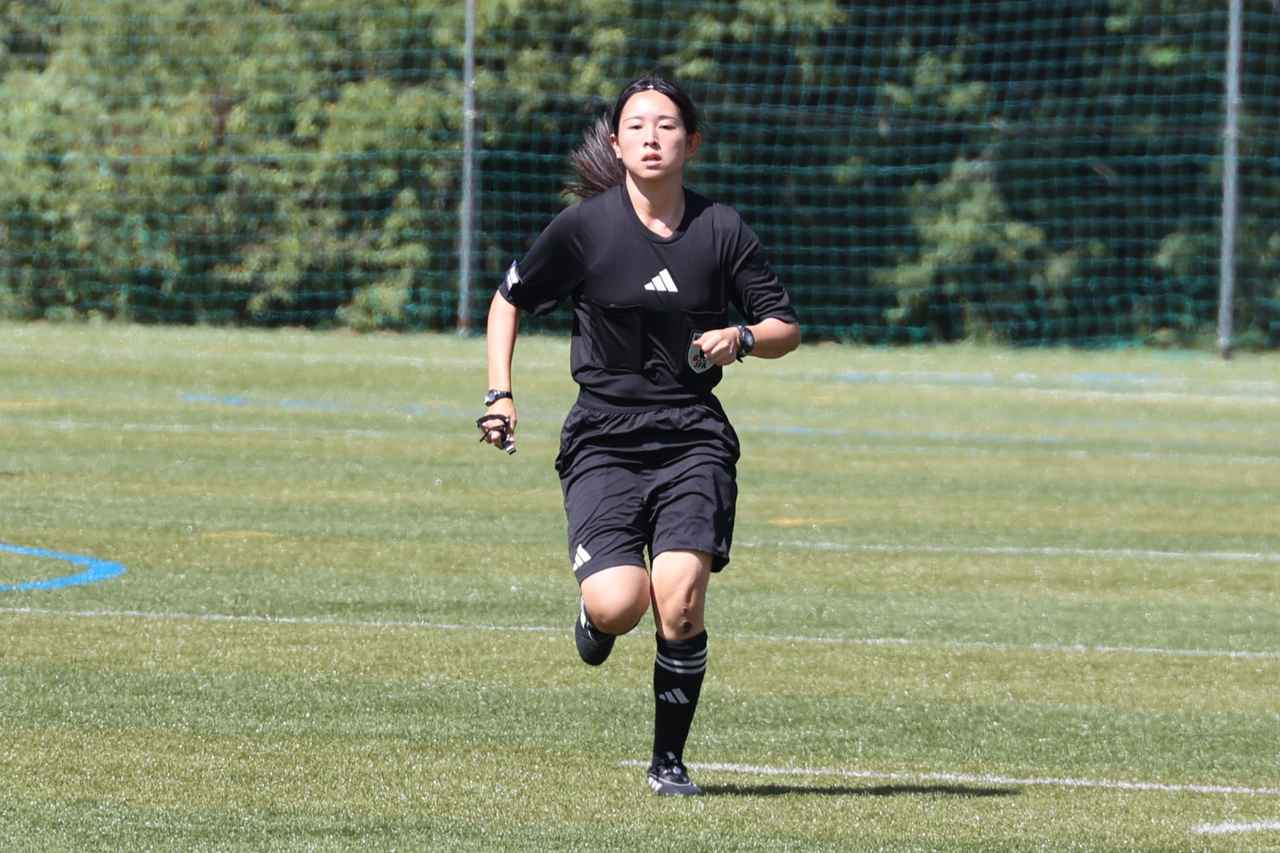 画像 : 3番目の画像 - 【写真】サッカーマガジンカップを主審として支える阿部さんと渡辺さん（写真◎石倉利英） - サッカーマガジンWEB