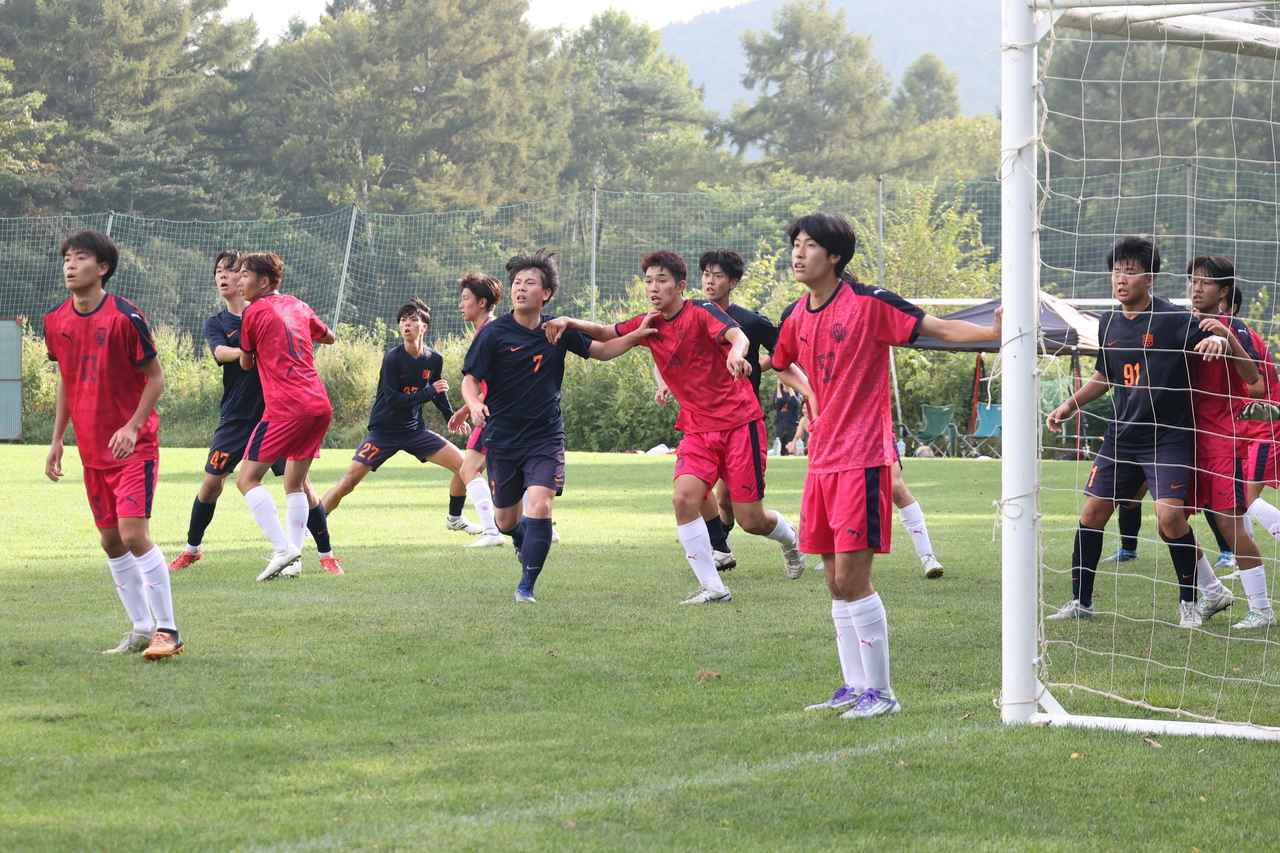 画像 : 22番目の画像 - 【写真】中央大学サッカー同好会（白）と同志社大学三ツ葉キッカーズA（黒）、明治大学生田サッカー部蹴友会C（赤）とシャワーボ小金井（黒）などが熱戦を展開した予選リーグ第3戦（写真◎石倉利英） - サッカーマガジンWEB
