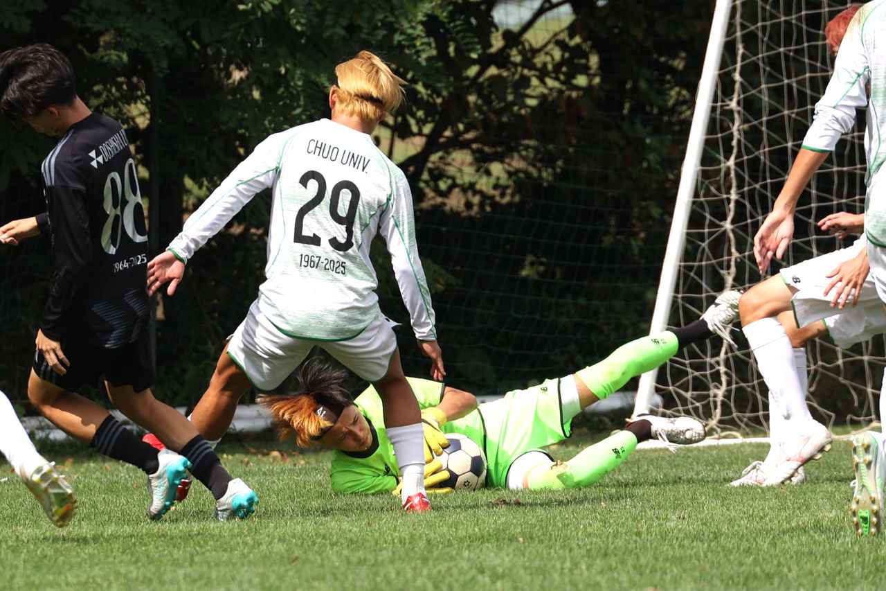 画像 : 5番目の画像 - 【写真】中央大学サッカー同好会（白）と同志社大学三ツ葉キッカーズA（黒）、明治大学生田サッカー部蹴友会C（赤）とシャワーボ小金井（黒）などが熱戦を展開した予選リーグ第3戦（写真◎石倉利英） - サッカーマガジンWEB