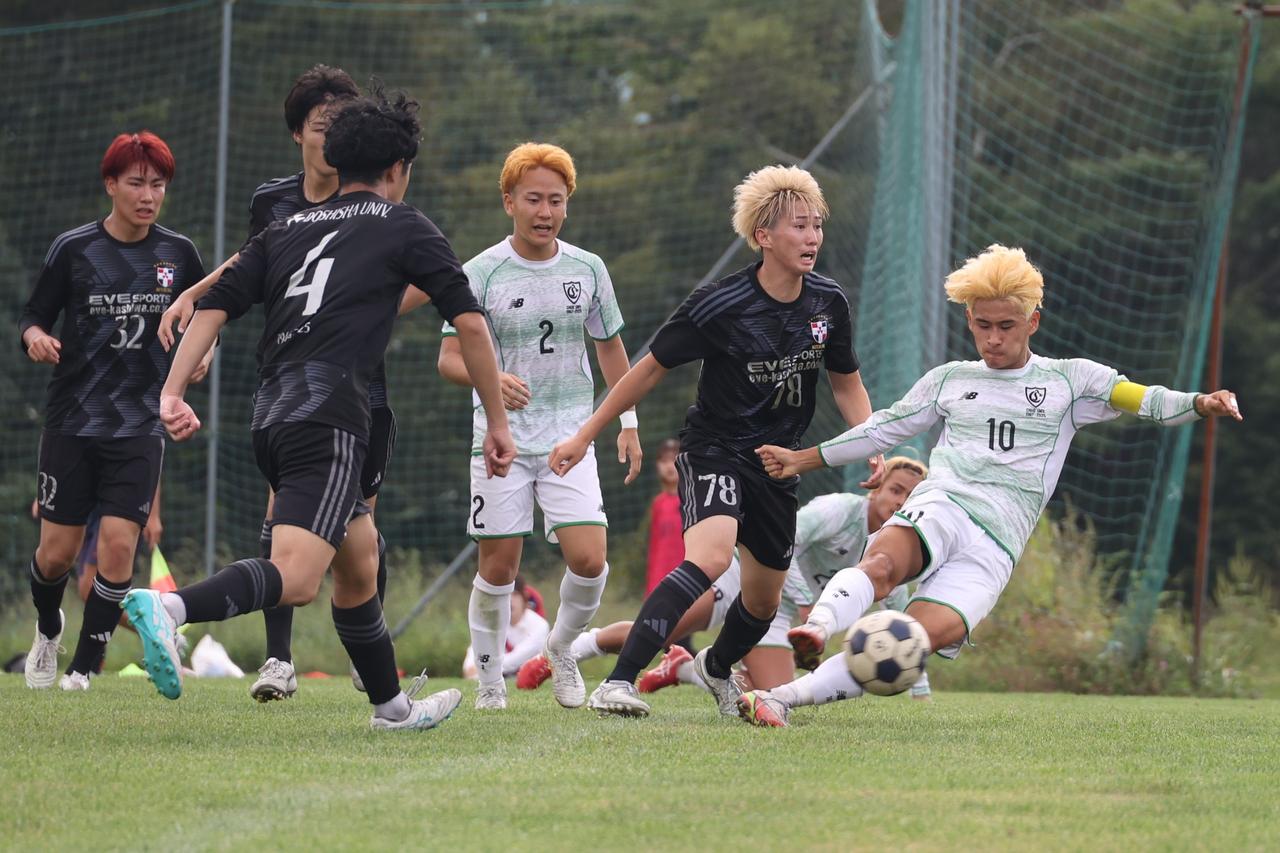 画像 : 9番目の画像 - 【写真】中央大学サッカー同好会（白）と同志社大学三ツ葉キッカーズA（黒）、明治大学生田サッカー部蹴友会C（赤）とシャワーボ小金井（黒）などが熱戦を展開した予選リーグ第3戦（写真◎石倉利英） - サッカーマガジンWEB