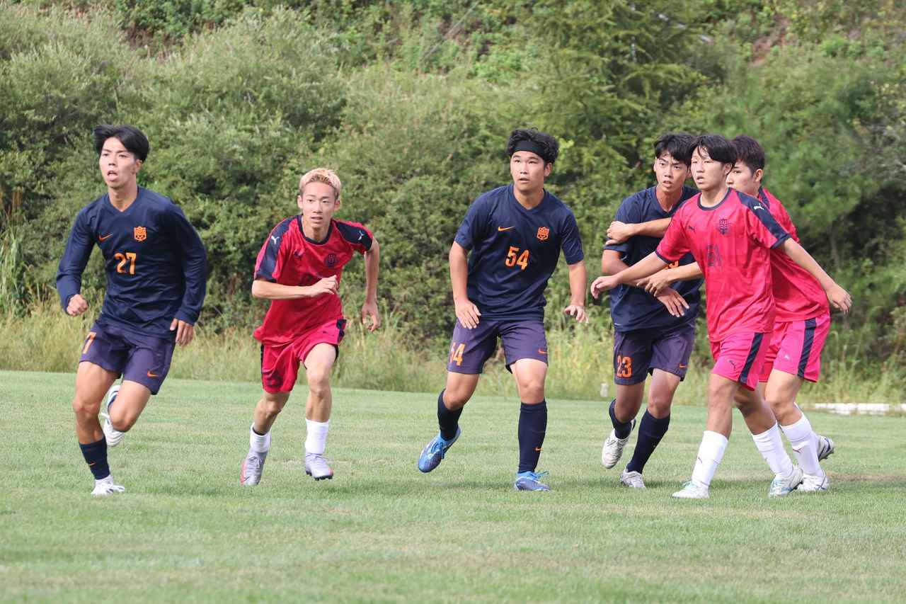 画像 : 16番目の画像 - 【写真】中央大学サッカー同好会（白）と同志社大学三ツ葉キッカーズA（黒）、明治大学生田サッカー部蹴友会C（赤）とシャワーボ小金井（黒）などが熱戦を展開した予選リーグ第3戦（写真◎石倉利英） - サッカーマガジンWEB