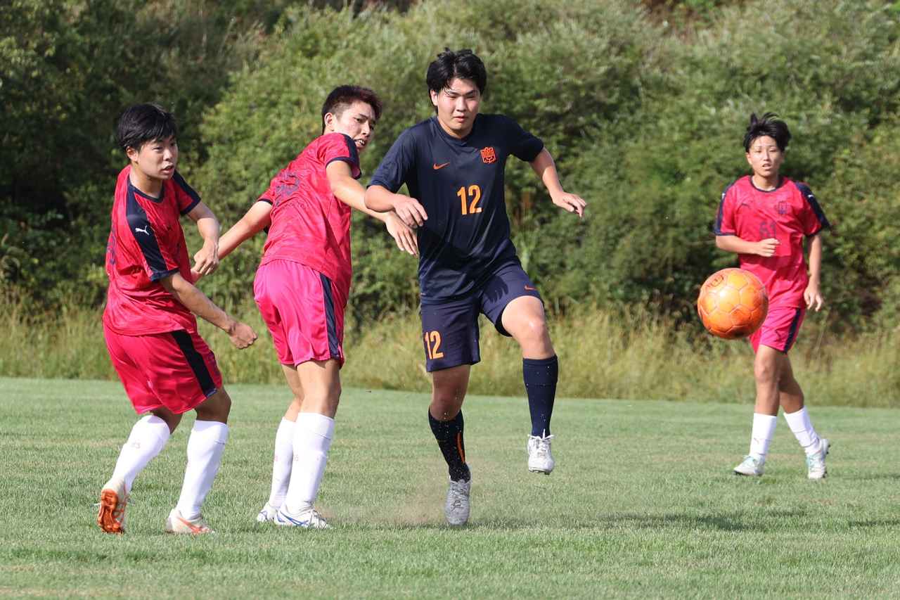 画像 : 17番目の画像 - 【写真】中央大学サッカー同好会（白）と同志社大学三ツ葉キッカーズA（黒）、明治大学生田サッカー部蹴友会C（赤）とシャワーボ小金井（黒）などが熱戦を展開した予選リーグ第3戦（写真◎石倉利英） - サッカーマガジンWEB
