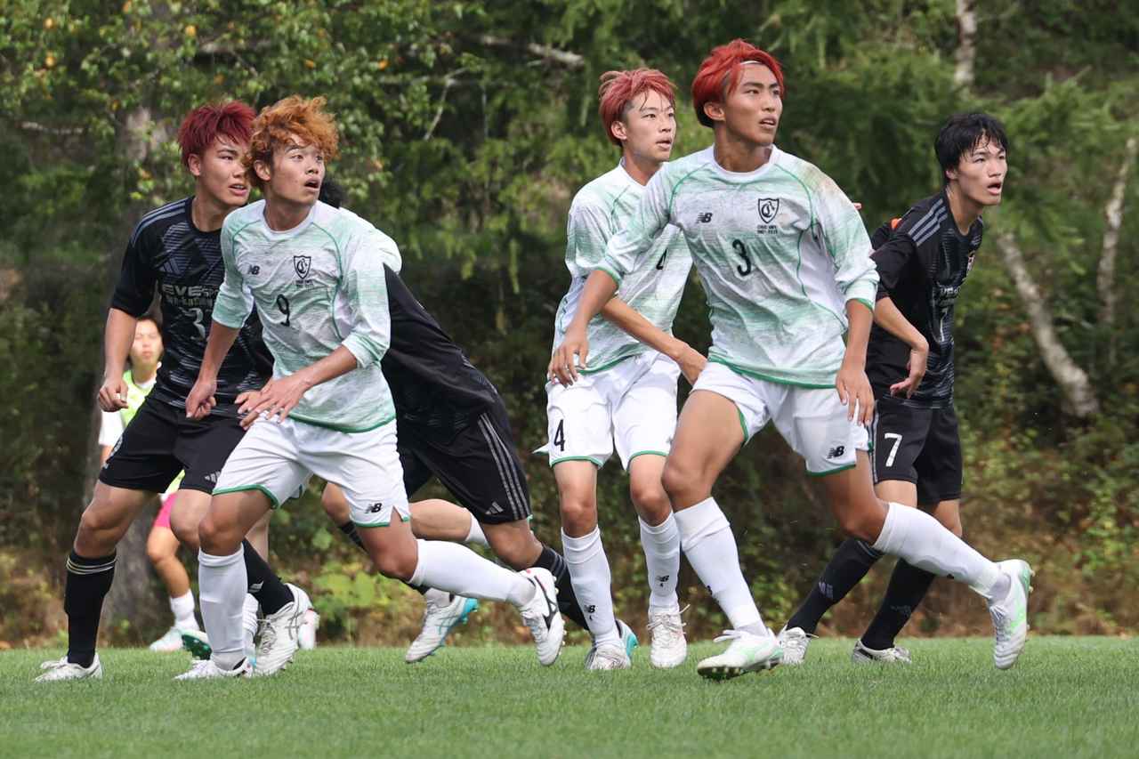 画像 : 7番目の画像 - 【写真】中央大学サッカー同好会（白）と同志社大学三ツ葉キッカーズA（黒）、明治大学生田サッカー部蹴友会C（赤）とシャワーボ小金井（黒）などが熱戦を展開した予選リーグ第3戦（写真◎石倉利英） - サッカーマガジンWEB