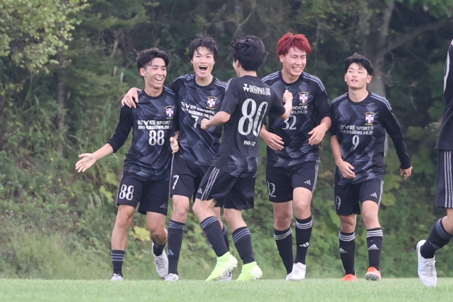 画像 : 2番目の画像 - 【写真】後半立ち上がりの同点ゴールで勝利に貢献した同志社大学三ツ葉キッカーズAの上田（写真◎石倉利英） - サッカーマガジンWEB