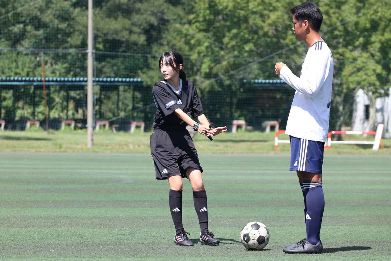 画像 : 7番目の画像 - 【写真】サッカーマガジンカップを主審として支える阿部さんと渡辺さん（写真◎石倉利英） - サッカーマガジンWEB