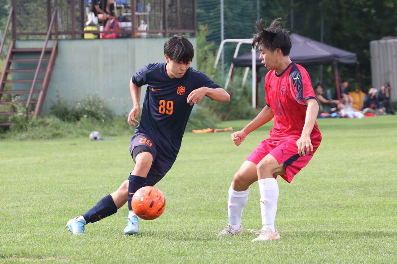 画像 : 15番目の画像 - 【写真】中央大学サッカー同好会（白）と同志社大学三ツ葉キッカーズA（黒）、明治大学生田サッカー部蹴友会C（赤）とシャワーボ小金井（黒）などが熱戦を展開した予選リーグ第3戦（写真◎石倉利英） - サッカーマガジンWEB