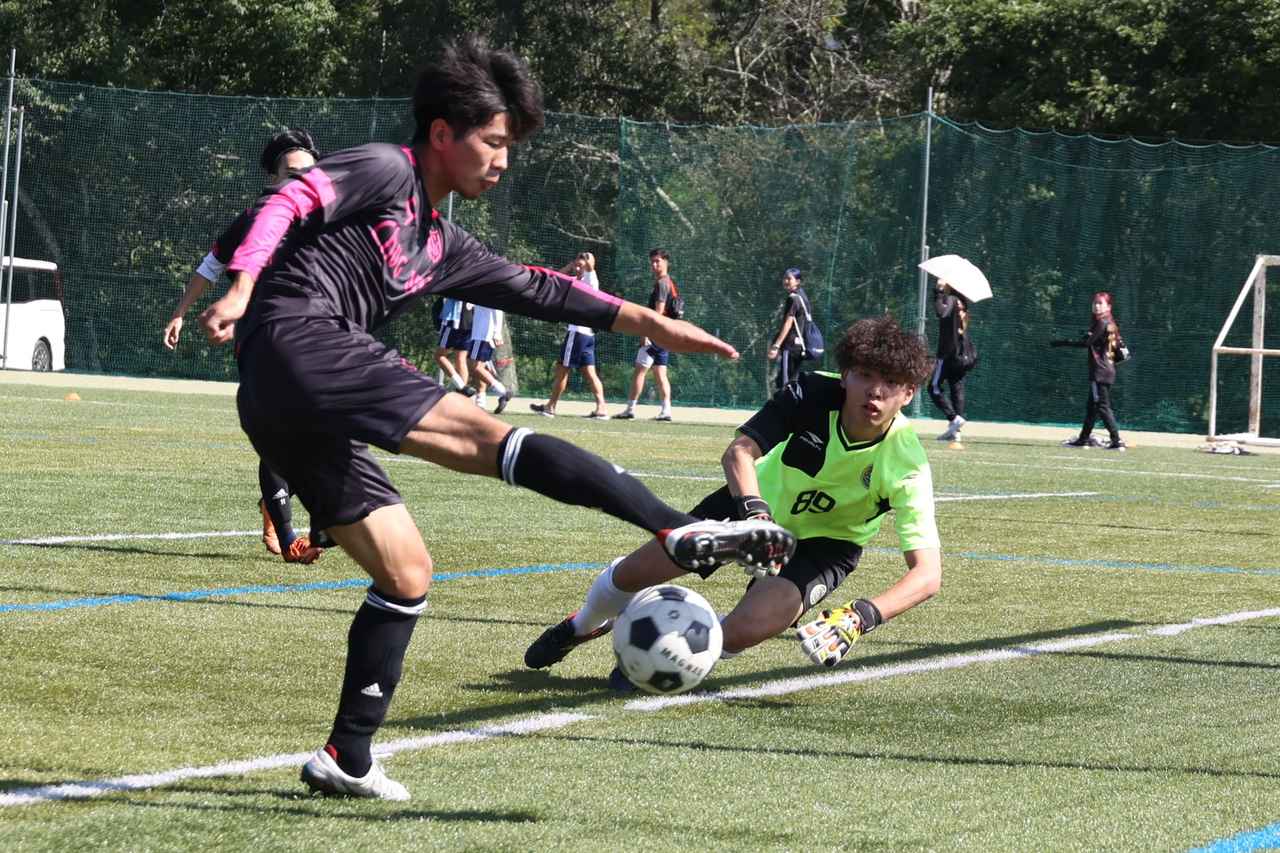 画像 : 7番目の画像 - 【写真】FCもこもこ高幡不動店（紺）と明治大学GroovyKids B（青）、立教大学サッカー愛好会A（白）と早稲田大学稲穂キッカーズC（エンジ）などが熱戦を繰り広げた予選リーグ第2戦（写真◎石倉利英） - サッカーマガジンWEB