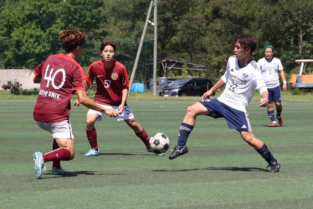 画像 : 22番目の画像 - 【写真】FCもこもこ高幡不動店（紺）と明治大学GroovyKids B（青）、立教大学サッカー愛好会A（白）と早稲田大学稲穂キッカーズC（エンジ）などが熱戦を繰り広げた予選リーグ第2戦（写真◎石倉利英） - サッカーマガジンWEB