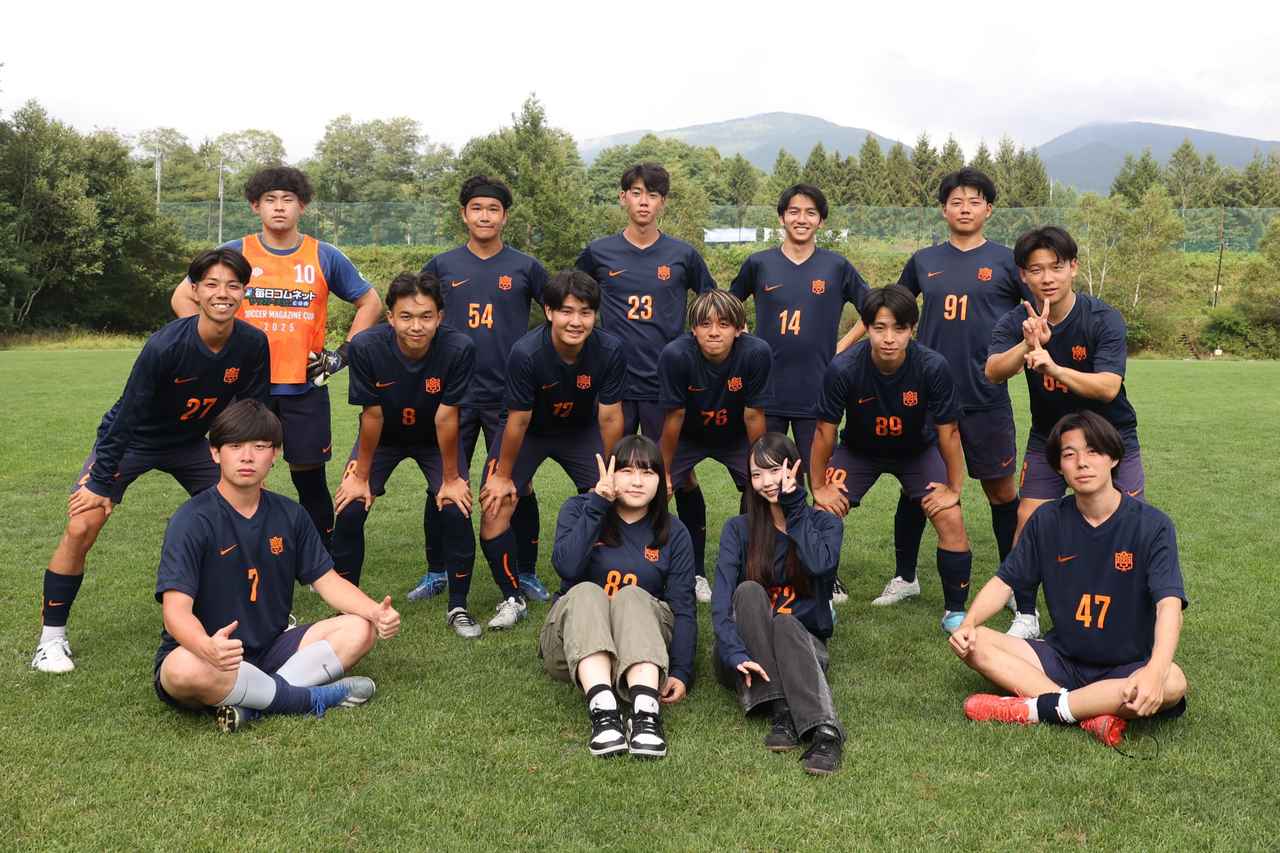 画像 : 14番目の画像 - 【写真】中央大学サッカー同好会（白）と同志社大学三ツ葉キッカーズA（黒）、明治大学生田サッカー部蹴友会C（赤）とシャワーボ小金井（黒）などが熱戦を展開した予選リーグ第3戦（写真◎石倉利英） - サッカーマガジンWEB