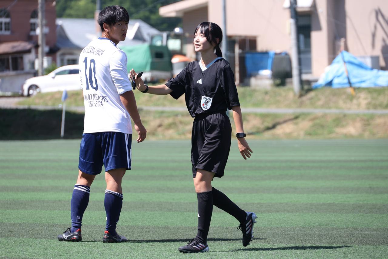 画像: 18歳の渡辺さんは大学1年生。鹿島アントラーズ好きが高じて審判員の道へ進んだ