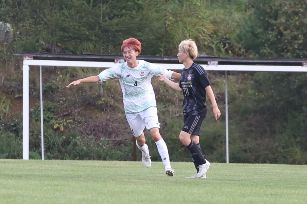 画像 : 6番目の画像 - 【写真】中央大学サッカー同好会（白）と同志社大学三ツ葉キッカーズA（黒）、明治大学生田サッカー部蹴友会C（赤）とシャワーボ小金井（黒）などが熱戦を展開した予選リーグ第3戦（写真◎石倉利英） - サッカーマガジンWEB