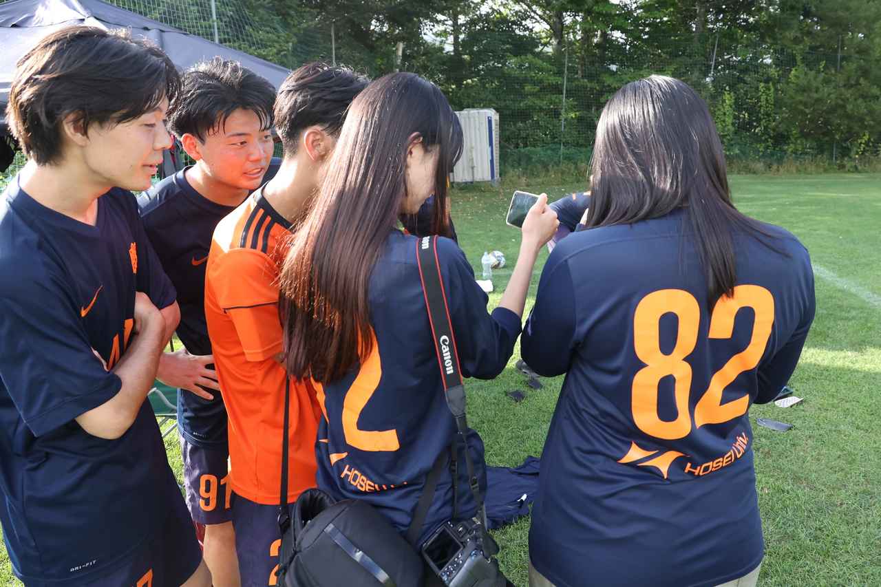 画像: 第3戦で勝利し、同グループのもう一方の対戦をインスタライブでチェックするシャワーボ小金井の選手と女子マネジャー。このあと2位通過の吉報が届いた