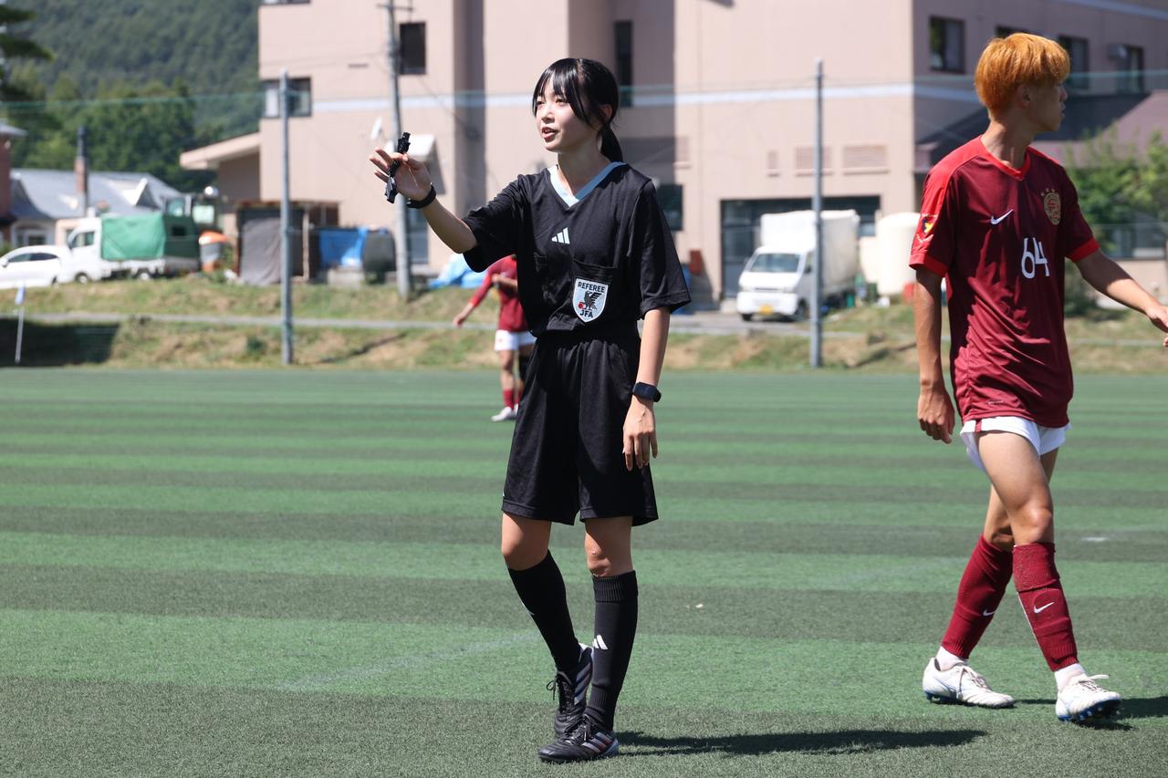 画像 : 6番目の画像 - 【写真】サッカーマガジンカップを主審として支える阿部さんと渡辺さん（写真◎石倉利英） - サッカーマガジンWEB