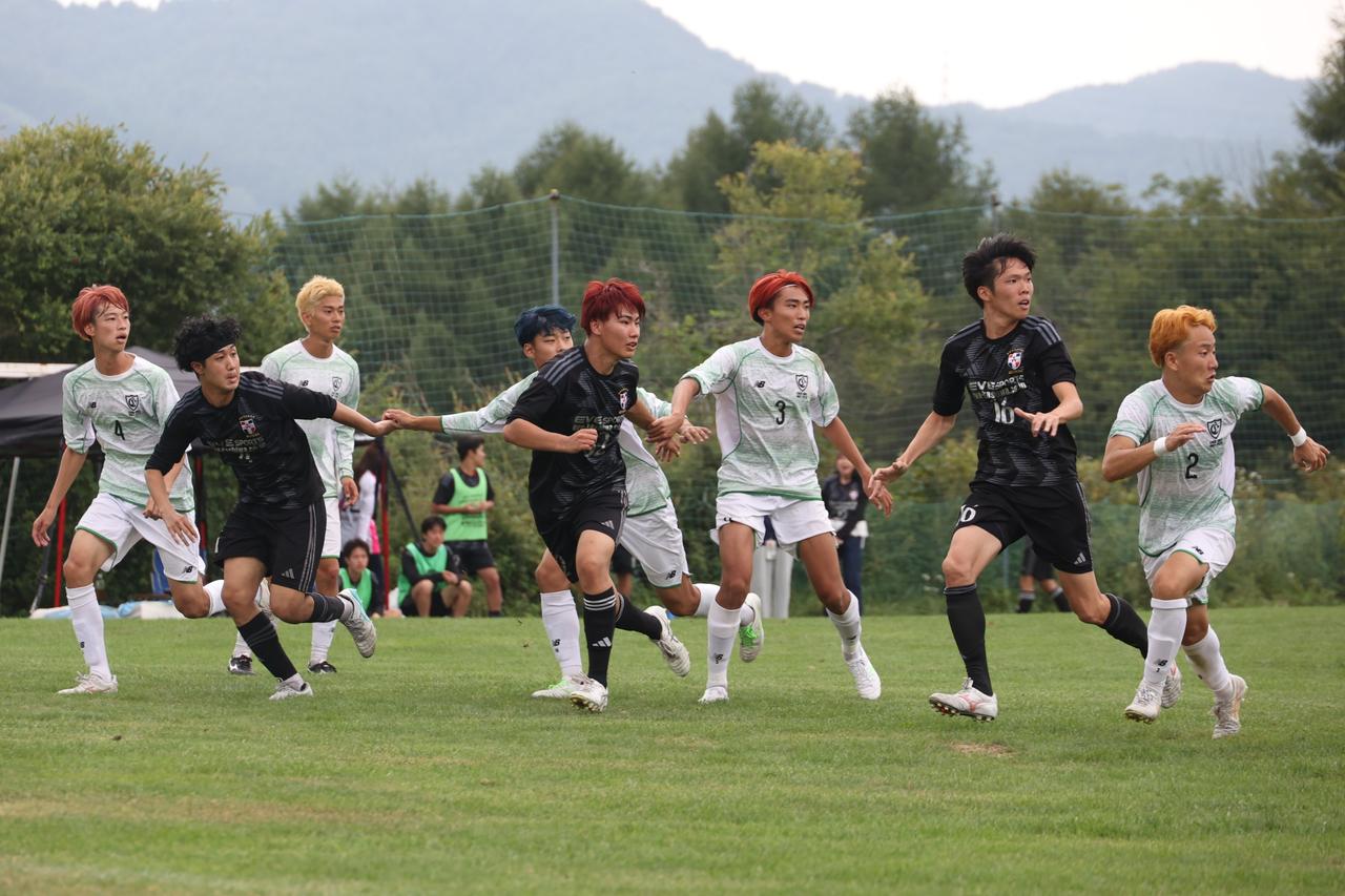 画像 : 11番目の画像 - 【写真】中央大学サッカー同好会（白）と同志社大学三ツ葉キッカーズA（黒）、明治大学生田サッカー部蹴友会C（赤）とシャワーボ小金井（黒）などが熱戦を展開した予選リーグ第3戦（写真◎石倉利英） - サッカーマガジンWEB