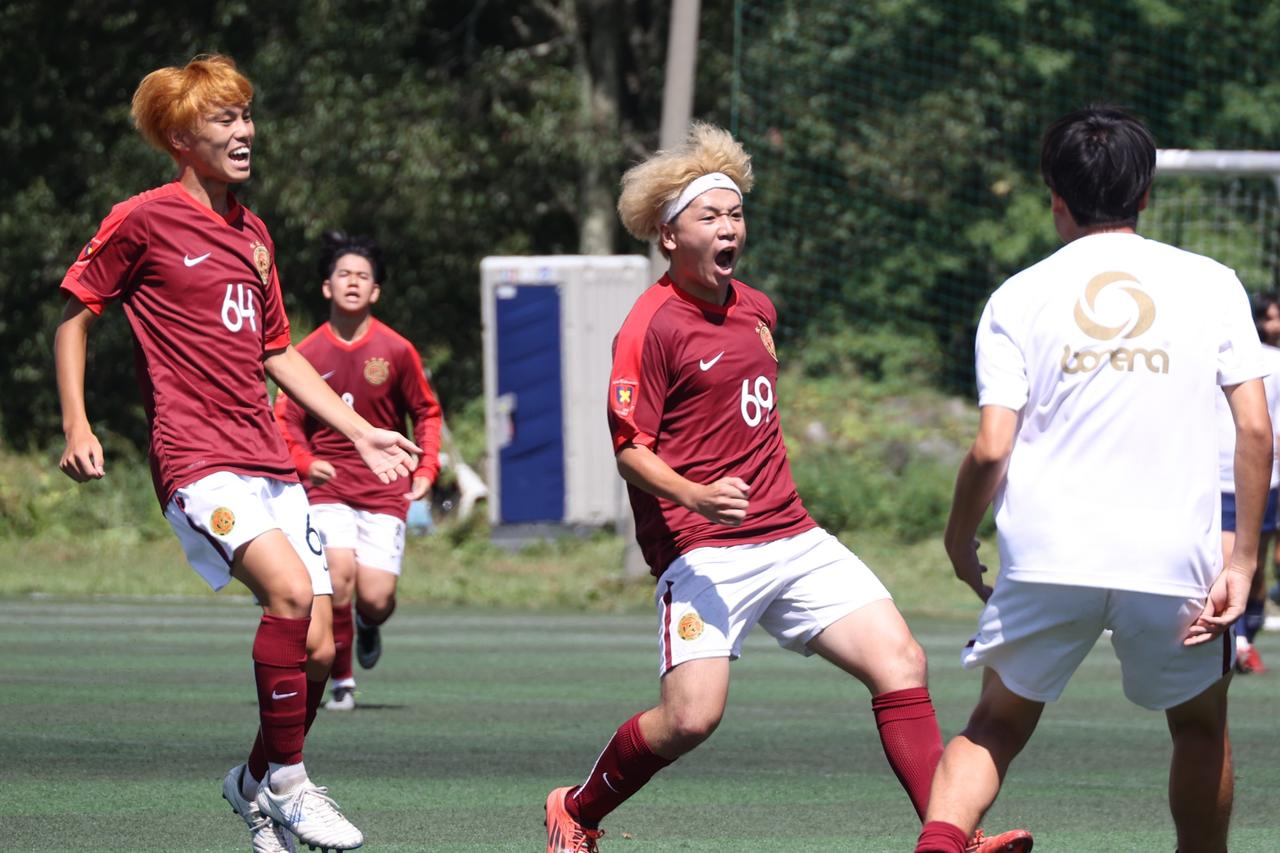 画像 : 19番目の画像 - 【写真】FCもこもこ高幡不動店（紺）と明治大学GroovyKids B（青）、立教大学サッカー愛好会A（白）と早稲田大学稲穂キッカーズC（エンジ）などが熱戦を繰り広げた予選リーグ第2戦（写真◎石倉利英） - サッカーマガジンWEB