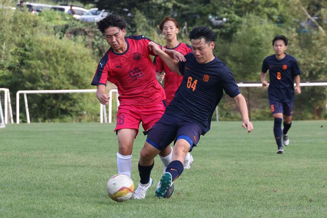 画像 : 18番目の画像 - 【写真】中央大学サッカー同好会（白）と同志社大学三ツ葉キッカーズA（黒）、明治大学生田サッカー部蹴友会C（赤）とシャワーボ小金井（黒）などが熱戦を展開した予選リーグ第3戦（写真◎石倉利英） - サッカーマガジンWEB