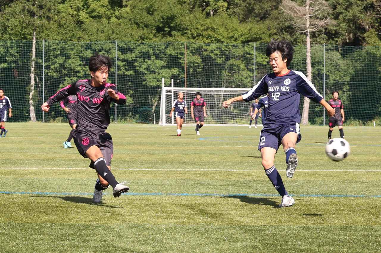 画像 : 6番目の画像 - 【写真】FCもこもこ高幡不動店（紺）と明治大学GroovyKids B（青）、立教大学サッカー愛好会A（白）と早稲田大学稲穂キッカーズC（エンジ）などが熱戦を繰り広げた予選リーグ第2戦（写真◎石倉利英） - サッカーマガジンWEB