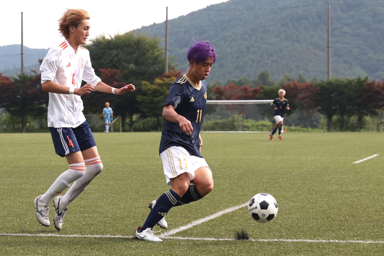 画像 : 14番目の画像 - 【写真】奥ヤマンチェスター夢テッ斗（赤）と早稲田大学稲穂キッカーズB（紺）、早稲田大学稲穂キッカーズA（紺）と立教大学サッカー愛好会A（白）などが対戦したラウンド16（写真◎石倉利英） - サッカーマガジンWEB