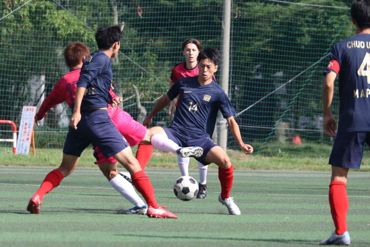 画像 : 3番目の画像 - 【写真】明治大学生田サッカー部蹴友会A（赤）と中央大学MAPLE A（紺）、早稲田大学HUMAN FC A（黒）と青山学院大学理工サッカー部A（白）などが対戦した決勝トーナメント1回戦（写真◎石倉利英） - サッカーマガジンWEB