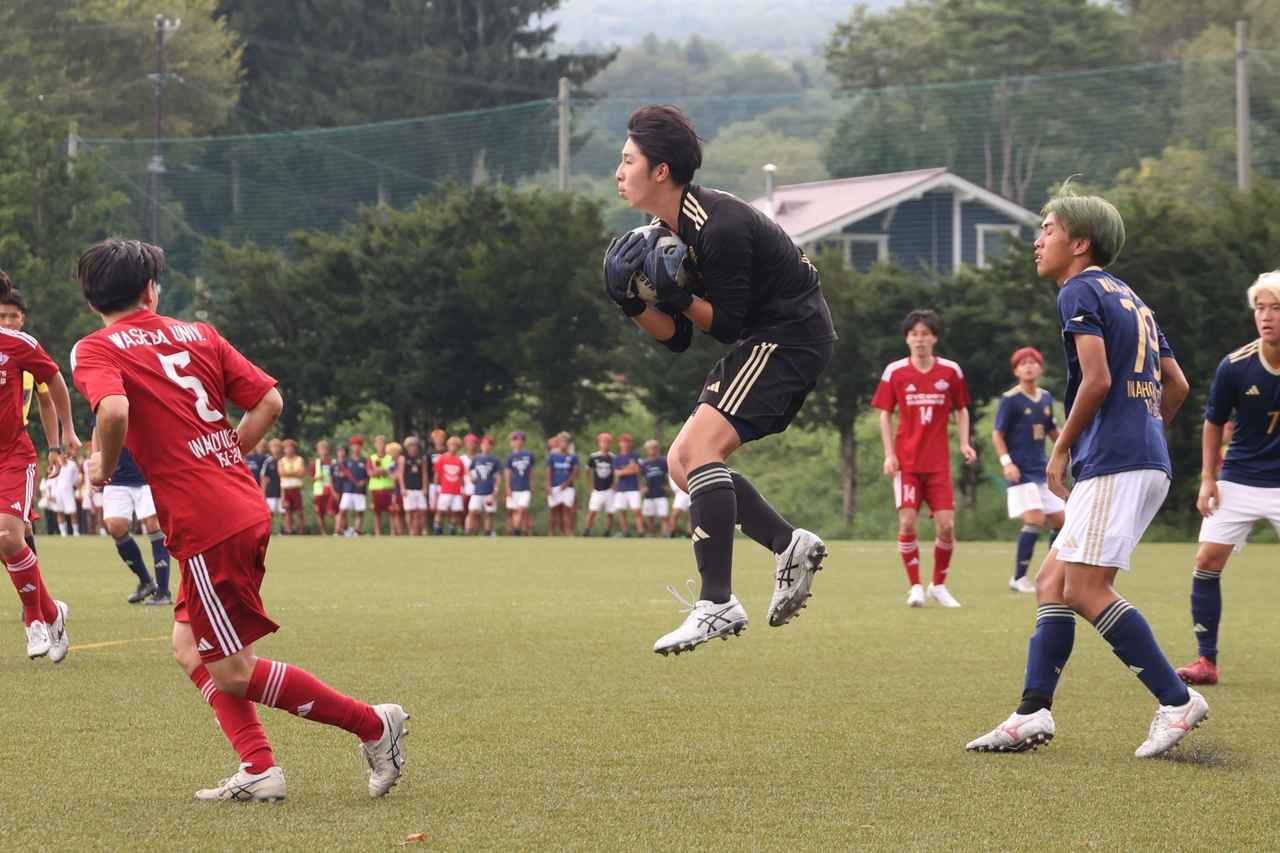 画像 : 6番目の画像 - 【写真】奥ヤマンチェスター夢テッ斗（赤）と早稲田大学稲穂キッカーズB（紺）、早稲田大学稲穂キッカーズA（紺）と立教大学サッカー愛好会A（白）などが対戦したラウンド16（写真◎石倉利英） - サッカーマガジンWEB