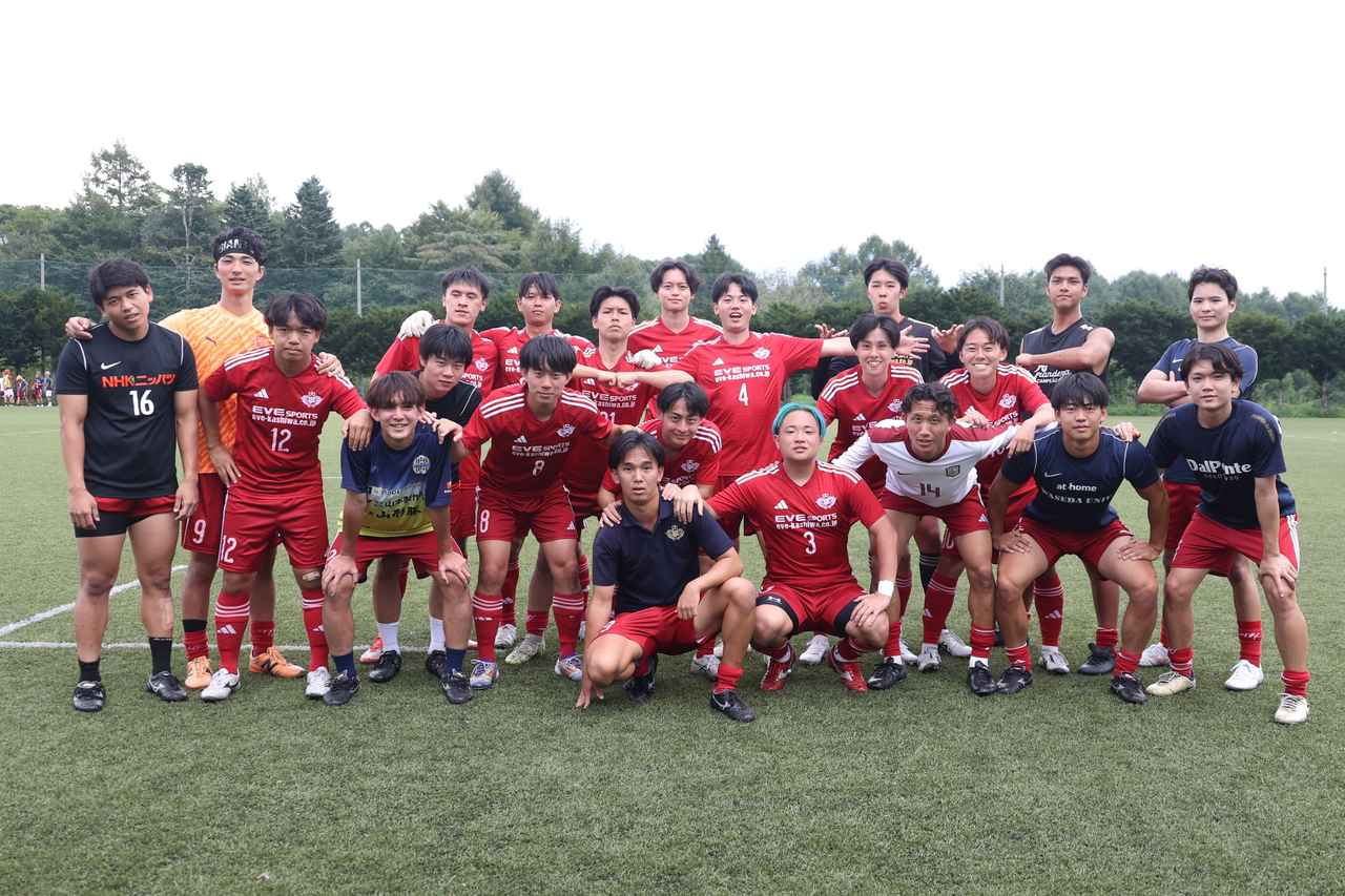 画像 : 2番目の画像 - 【写真】奥ヤマンチェスター夢テッ斗（赤）と早稲田大学稲穂キッカーズB（紺）、早稲田大学稲穂キッカーズA（紺）と立教大学サッカー愛好会A（白）などが対戦したラウンド16（写真◎石倉利英） - サッカーマガジンWEB
