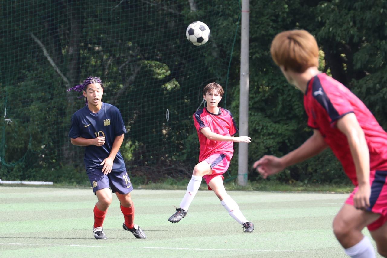 画像 : 7番目の画像 - 【写真】明治大学生田サッカー部蹴友会A（赤）と中央大学MAPLE A（紺）、早稲田大学HUMAN FC A（黒）と青山学院大学理工サッカー部A（白）などが対戦した決勝トーナメント1回戦（写真◎石倉利英） - サッカーマガジンWEB