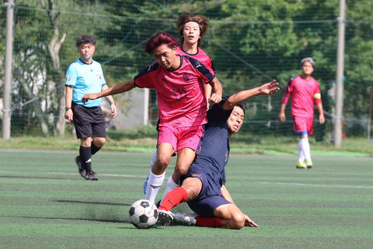 画像 : 6番目の画像 - 【写真】明治大学生田サッカー部蹴友会A（赤）と中央大学MAPLE A（紺）、早稲田大学HUMAN FC A（黒）と青山学院大学理工サッカー部A（白）などが対戦した決勝トーナメント1回戦（写真◎石倉利英） - サッカーマガジンWEB