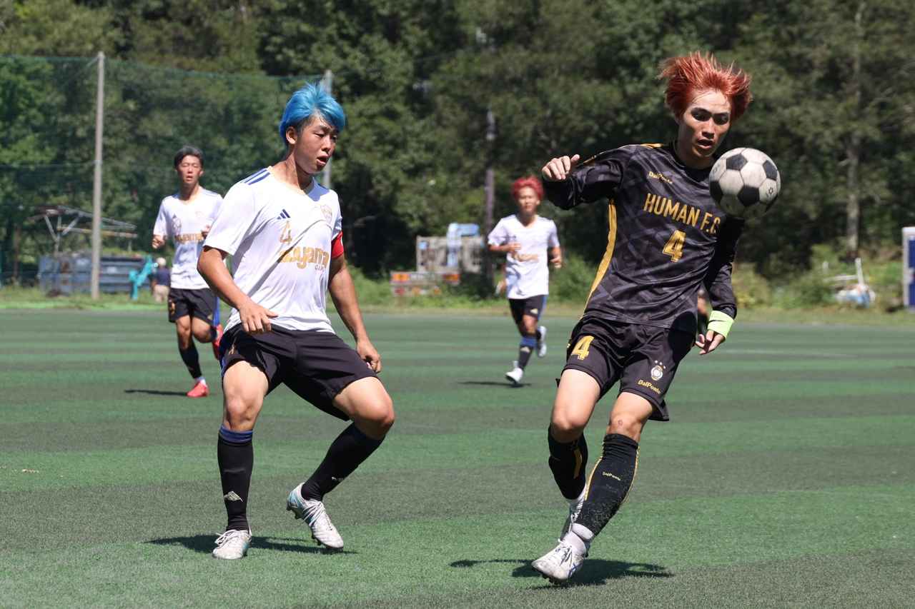 画像 : 24番目の画像 - 【写真】明治大学生田サッカー部蹴友会A（赤）と中央大学MAPLE A（紺）、早稲田大学HUMAN FC A（黒）と青山学院大学理工サッカー部A（白）などが対戦した決勝トーナメント1回戦（写真◎石倉利英） - サッカーマガジンWEB