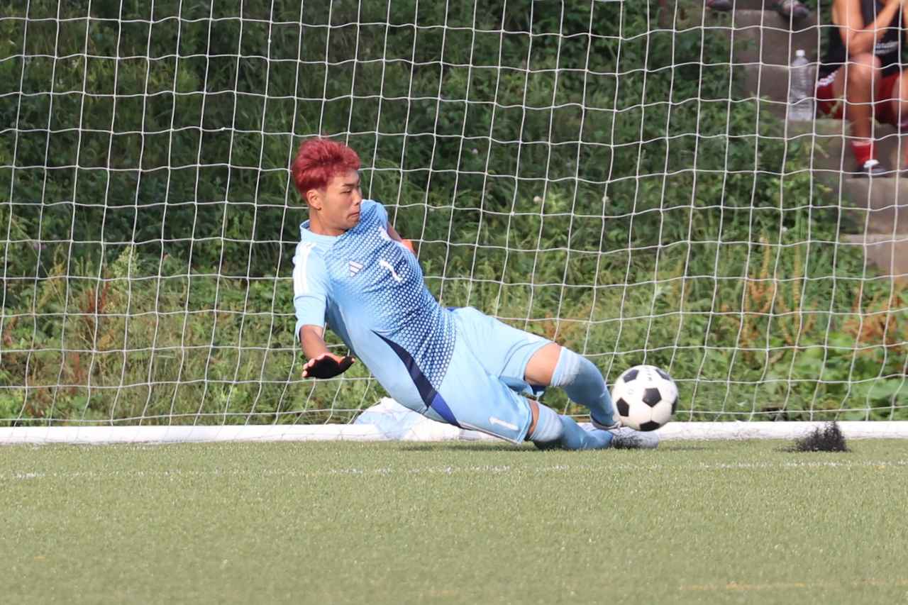 画像 : 2番目の画像 - 【写真】後半終了間際、菅原は途中出場に向けてセービングを練習。迎えたPK戦で2本をストップしてチームの危機を救った（写真◎石倉利英） - サッカーマガジンWEB