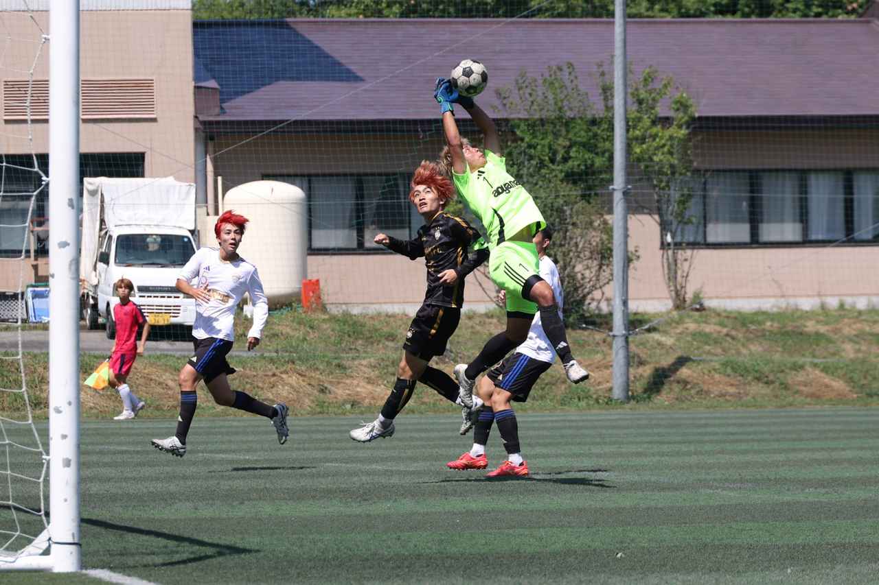 画像 : 22番目の画像 - 【写真】明治大学生田サッカー部蹴友会A（赤）と中央大学MAPLE A（紺）、早稲田大学HUMAN FC A（黒）と青山学院大学理工サッカー部A（白）などが対戦した決勝トーナメント1回戦（写真◎石倉利英） - サッカーマガジンWEB