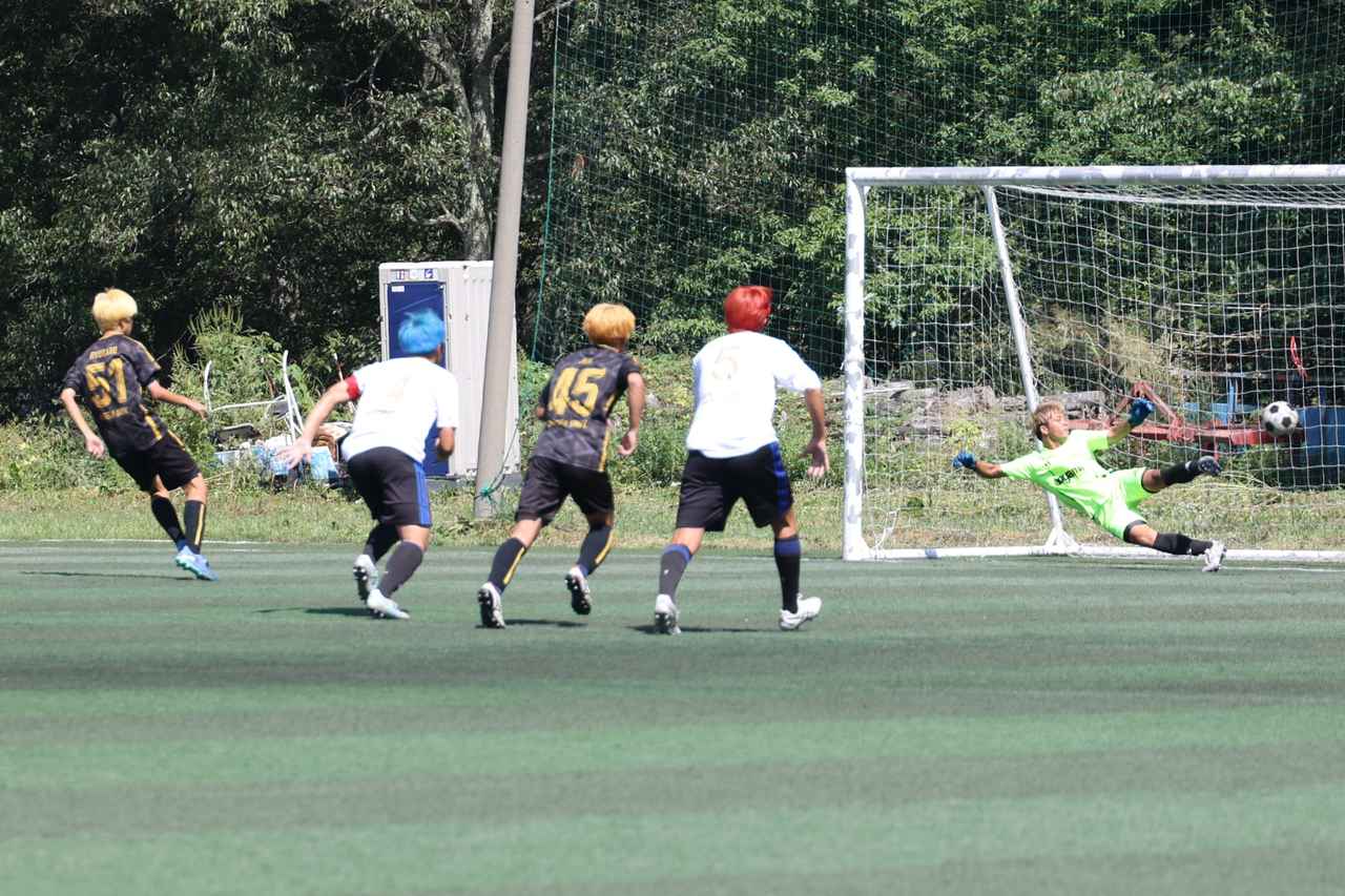 画像 : 18番目の画像 - 【写真】明治大学生田サッカー部蹴友会A（赤）と中央大学MAPLE A（紺）、早稲田大学HUMAN FC A（黒）と青山学院大学理工サッカー部A（白）などが対戦した決勝トーナメント1回戦（写真◎石倉利英） - サッカーマガジンWEB