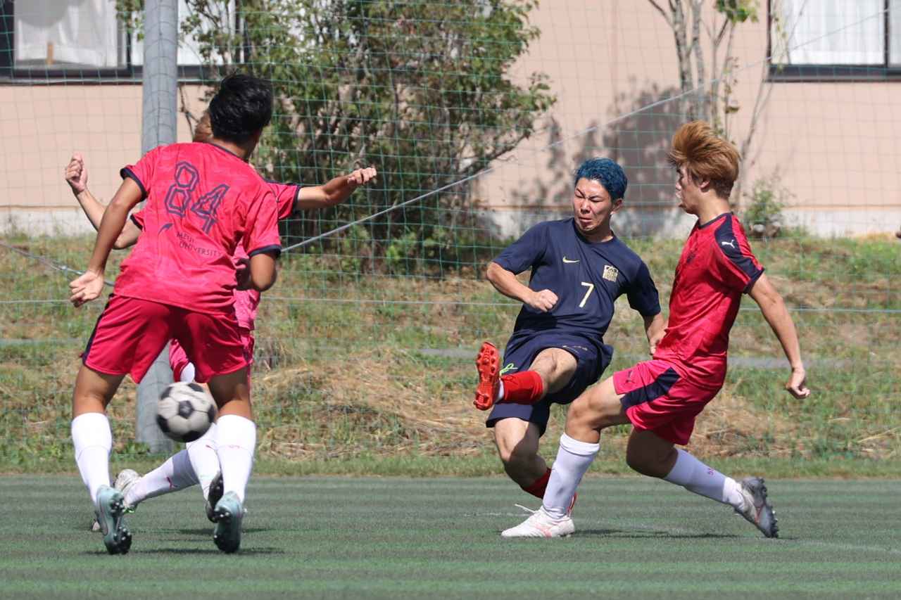 画像 : 10番目の画像 - 【写真】明治大学生田サッカー部蹴友会A（赤）と中央大学MAPLE A（紺）、早稲田大学HUMAN FC A（黒）と青山学院大学理工サッカー部A（白）などが対戦した決勝トーナメント1回戦（写真◎石倉利英） - サッカーマガジンWEB