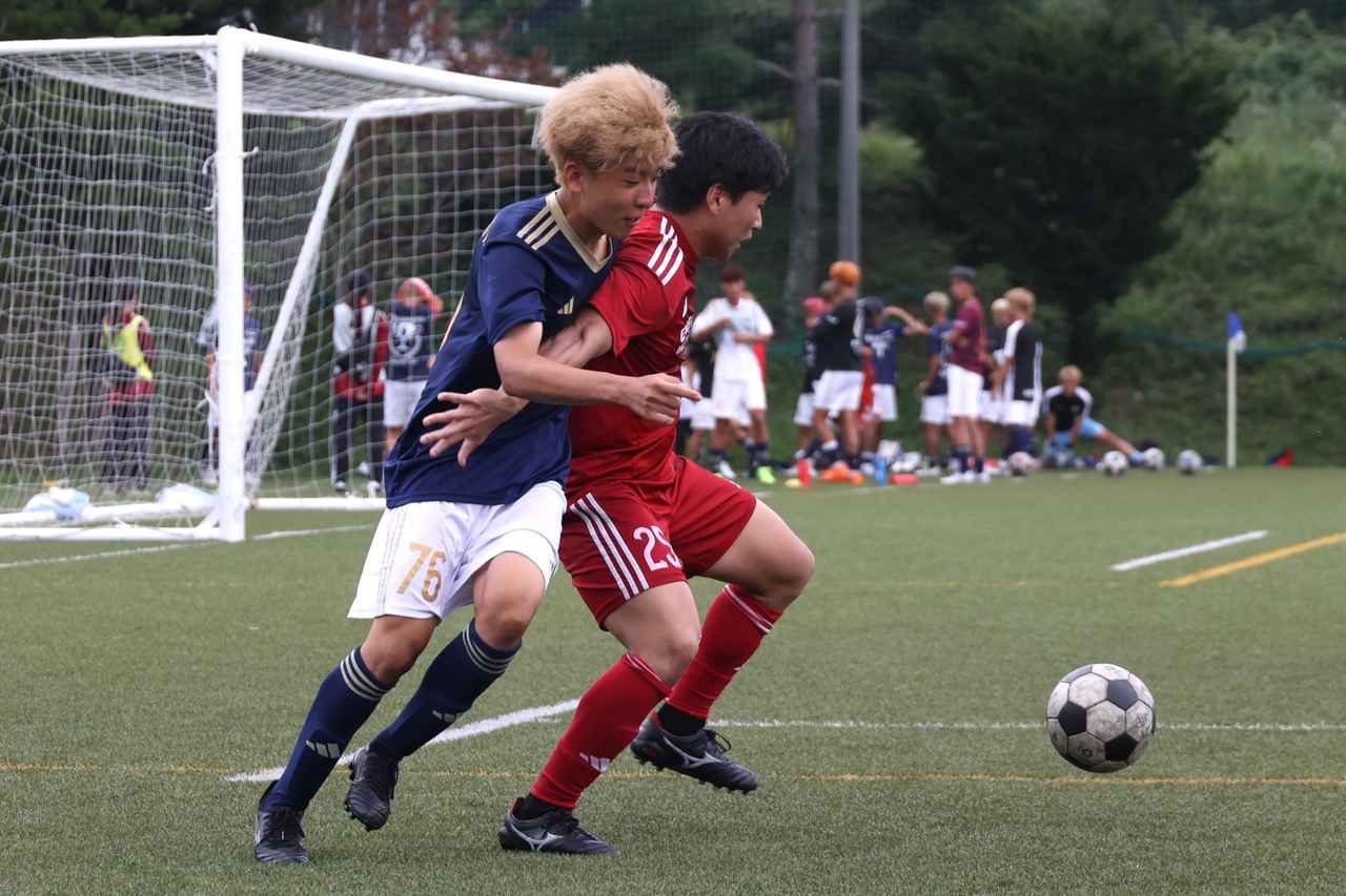 画像 : 10番目の画像 - 【写真】奥ヤマンチェスター夢テッ斗（赤）と早稲田大学稲穂キッカーズB（紺）、早稲田大学稲穂キッカーズA（紺）と立教大学サッカー愛好会A（白）などが対戦したラウンド16（写真◎石倉利英） - サッカーマガジンWEB