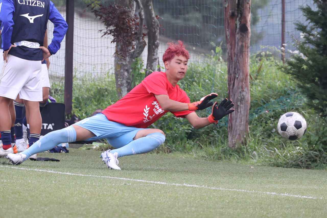 画像 : 1番目の画像 - 【写真】後半終了間際、菅原は途中出場に向けてセービングを練習。迎えたPK戦で2本をストップしてチームの危機を救った（写真◎石倉利英） - サッカーマガジンWEB