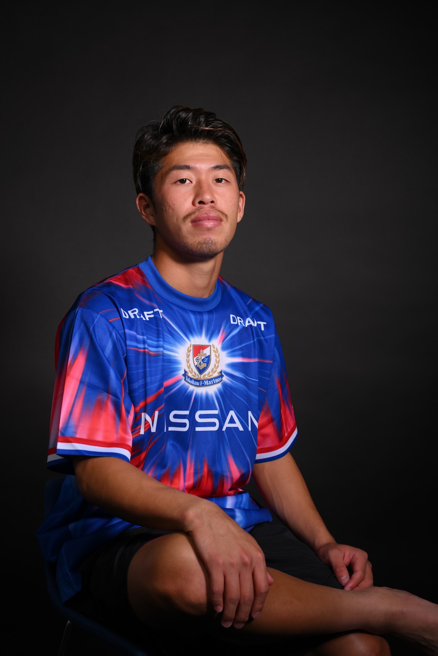 画像: 鈴木冬一が身につけているのが「一丸ユニ」。「ご家族や仲間とおそろいのユニを着て共に戦いましょう!」とクラブは呼びかけている(写真◎横浜F・マリノス提供)