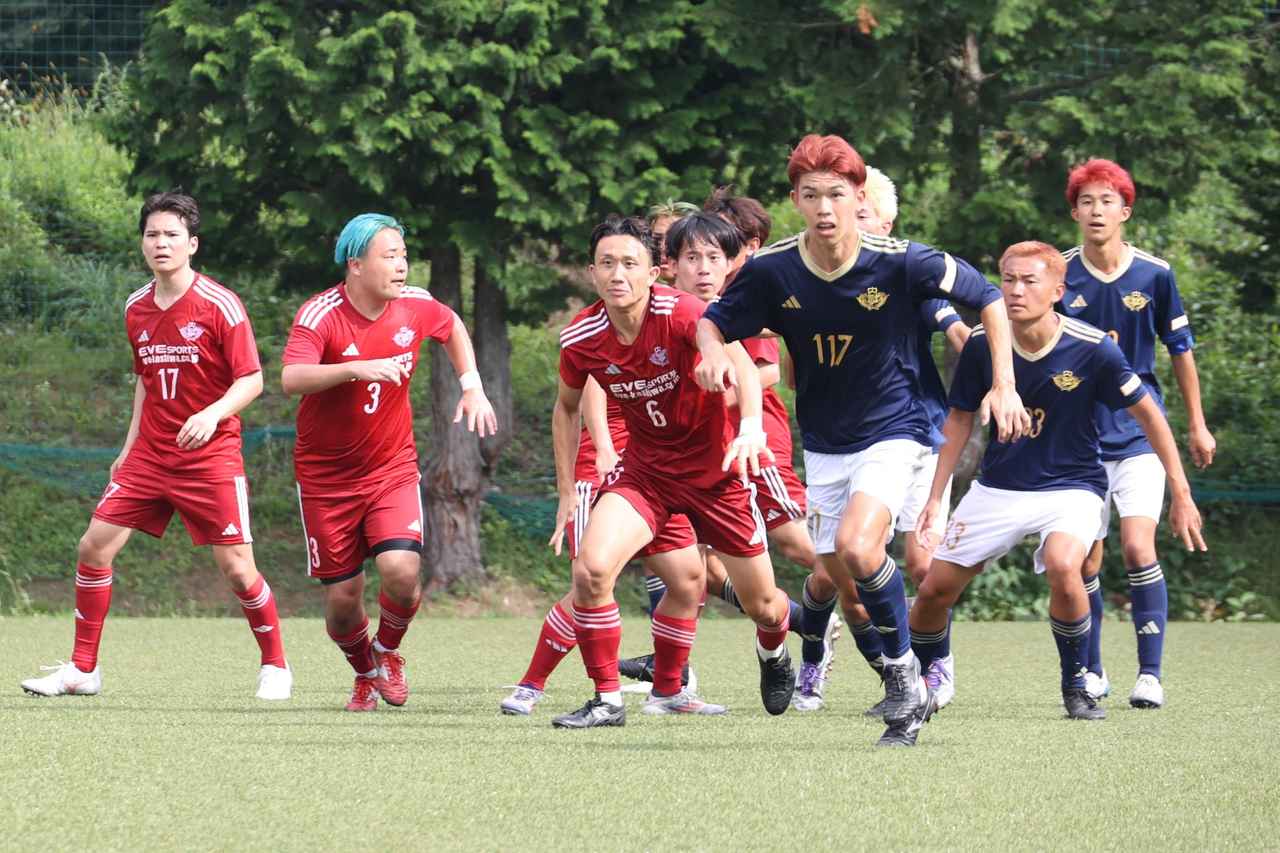 画像 : 9番目の画像 - 【写真】奥ヤマンチェスター夢テッ斗（赤）と早稲田大学稲穂キッカーズB（紺）、早稲田大学稲穂キッカーズA（紺）と立教大学サッカー愛好会A（白）などが対戦したラウンド16（写真◎石倉利英） - サッカーマガジンWEB