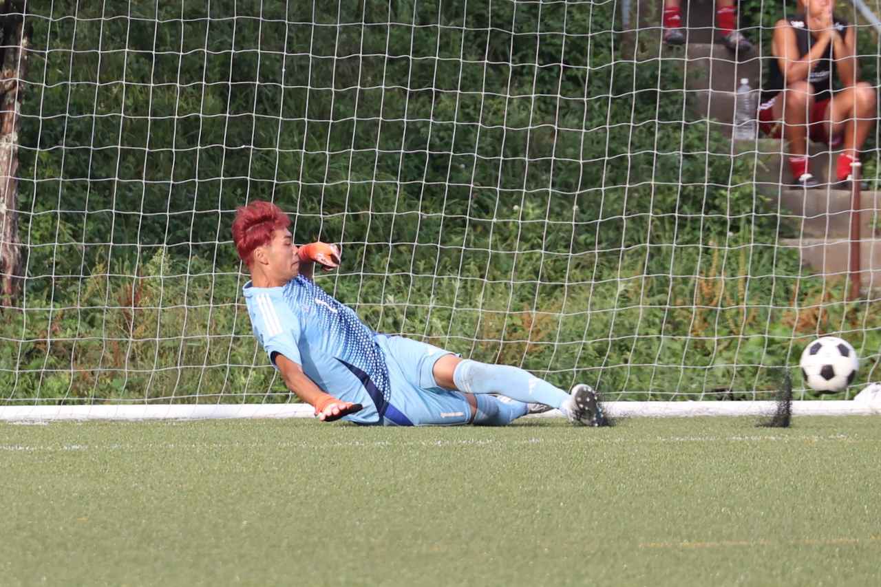 画像 : 3番目の画像 - 【写真】後半終了間際、菅原は途中出場に向けてセービングを練習。迎えたPK戦で2本をストップしてチームの危機を救った（写真◎石倉利英） - サッカーマガジンWEB