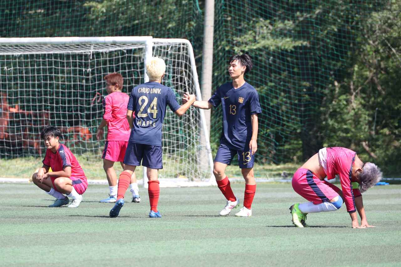 画像 : 11番目の画像 - 【写真】明治大学生田サッカー部蹴友会A（赤）と中央大学MAPLE A（紺）、早稲田大学HUMAN FC A（黒）と青山学院大学理工サッカー部A（白）などが対戦した決勝トーナメント1回戦（写真◎石倉利英） - サッカーマガジンWEB