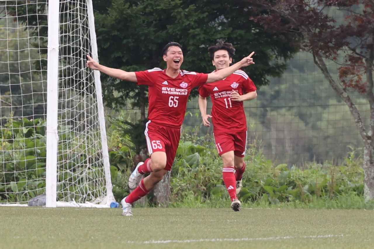 画像 : 3番目の画像 - 【写真】後半にPK戦勝利につながる同点ゴールを決めた櫻井が歓喜のゴールパフォーマンス！（写真◎石倉利英） - サッカーマガジンWEB