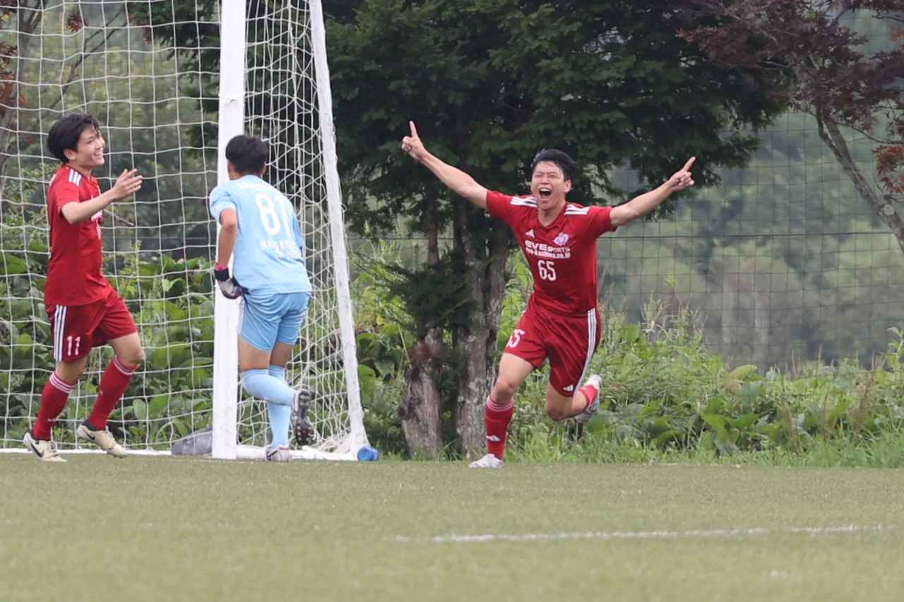 画像 : 2番目の画像 - 【写真】後半にPK戦勝利につながる同点ゴールを決めた櫻井が歓喜のゴールパフォーマンス！（写真◎石倉利英） - サッカーマガジンWEB