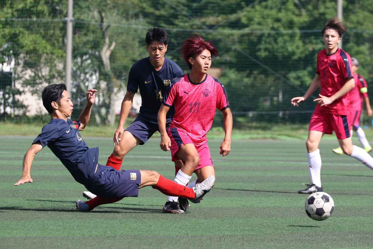 画像 : 5番目の画像 - 【写真】明治大学生田サッカー部蹴友会A（赤）と中央大学MAPLE A（紺）、早稲田大学HUMAN FC A（黒）と青山学院大学理工サッカー部A（白）などが対戦した決勝トーナメント1回戦（写真◎石倉利英） - サッカーマガジンWEB