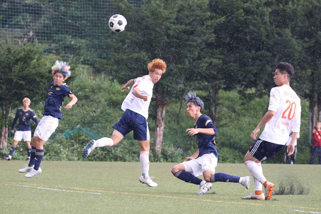 画像 : 13番目の画像 - 【写真】奥ヤマンチェスター夢テッ斗（赤）と早稲田大学稲穂キッカーズB（紺）、早稲田大学稲穂キッカーズA（紺）と立教大学サッカー愛好会A（白）などが対戦したラウンド16（写真◎石倉利英） - サッカーマガジンWEB